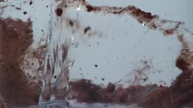 Saniyede 1000 kare hızla Fantom Flex 4K ile hazır kahveye su dökülüyor.