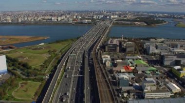 Tokyo, Japonya 2018 dolaylarında. Tokyo 'daki otoban köprüsünde uçuyor. Kırmızı kamerayla helikopterden çekilmiş..