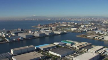 Tokyo, Japonya 2018 dolaylarında. Tokyo Disneyland Parkı 'na doğru uçuyor. Kırmızı kamerayla helikopterden çekilmiş..