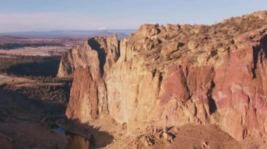 Oregon - yaklaşık 2018: Smith Rock State Park 'ın havadan görünüşü. Helikopterden Cineflex gimbal ve RED Epic-W kamerasıyla çekildi..