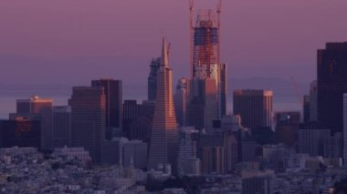 San Francisco, California - 2017 dolaylarında: San Francisco şehir merkezinin günbatımında hava manzarası