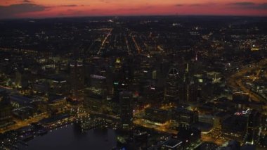 Baltimore, Maryland, takriben 2017, Baltimore şehir merkezinin gece manzarası. Cineflex ve RED Epic-W Helyum ile çekilmiştir..