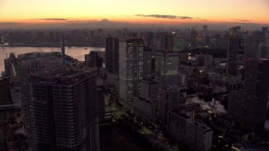 Tokyo, Japonya 2018 dolaylarında. Alacakaranlıkta Tokyo üzerinde uçmak. Kırmızı kamerayla helikopterden çekilmiş..