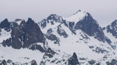 Karlı dağ tepelerinin havadan görünüşü, Kaliforniya
