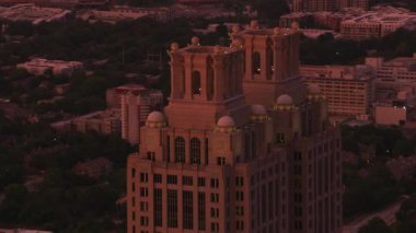 Atlanta, Georgia 2017 dolaylarında. Gün batımında Atlanta şehir merkezindeki 191 Peachtree Kulesi 'nin kapalı hava görüntüsü. Cineflex ve RED Epic-W Helyum ile çekilmiştir..