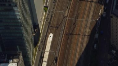 Tokyo, Japonya 2018 dolaylarında. Tokyo 'daki Mermi Treni' nin havadan görüntüsü. Kırmızı kamerayla helikopterden çekilmiş..