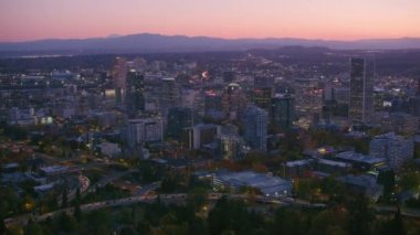 Gün doğumunda Portland, Oregon ve Willamette Nehri 'nin hava manzarası.