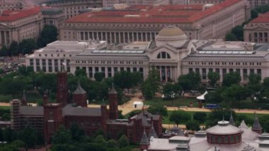 Washington, D.C. 2017 dolaylarında Smithsonian Şatosu ve Ulusal Doğal Tarih Müzesi 'nin havadan görünüşü. Cineflex ve RED Epic-W Helyum ile çekilmiştir..