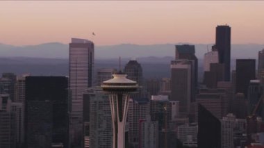 Seattle, Washington 2017 dolaylarında, Space Needle ve Mt. Mt. Rainier. Cineflex ve RED Epic-W Helyum ile çekilmiştir..