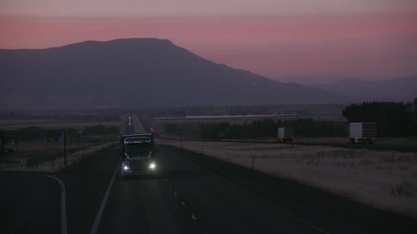 Oregon Circa 2018 Semi Vrachtwagen Rijdt Snelweg Bij Zonsondergang — Stockvideo