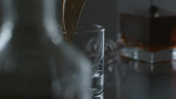 Whisky Vierte Vidrio Cámara Lenta Disparo Phantom Flex 1000 Fps — Vídeos de Stock