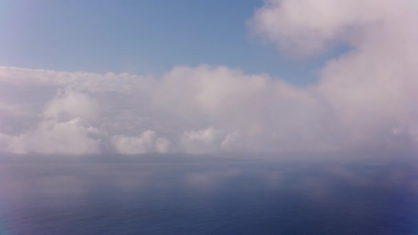 2018年頃 ハワイ州マウイ島 マウイ島に接近中の雲の空中のタイムラプスショット CineflexとRed Epic Heliumで撮影 — ストック動画