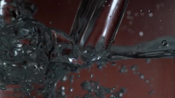 Versamento Spruzzatura Acqua Con Sfondo Marrone Ripresa Con Phantom Flex — Video Stock