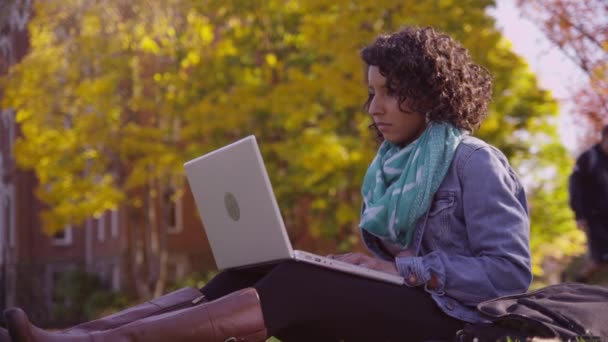 Φοιτητής Κολεγίου Στην Πανεπιστημιούπολη Φθινόπωρο Χρησιμοποιώντας Φορητό Υπολογιστή — Αρχείο Βίντεο