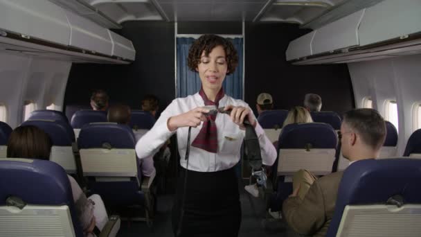 Flygningsmedarbeider Som Forklarer Sikkerhetsregler – stockvideo