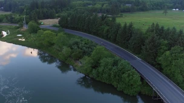 Αεροφωτογραφία Ομάδας Ποδηλατών Που Διασχίζουν Γέφυρα Πλήρης Διάθεση Για Εμπορική — Αρχείο Βίντεο
