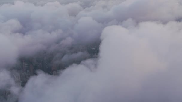 2017年左右的纽约市 空中景观透过低低的云层俯瞰着曼哈顿 用Cineflex和Red Epic Helium拍摄 — 图库视频影像