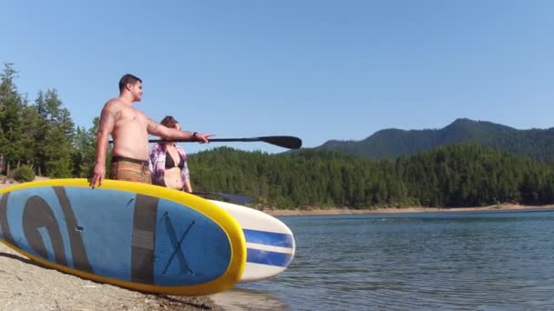 Paar Met Stand Paddle Boards Bij Het Meer — Stockvideo