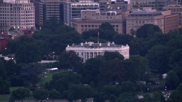 华盛顿特区大约在2017年 以华盛顿纪念碑为前景的白宫空中景观 用Cineflex和Red Epic Helium拍摄 — 图库视频影像