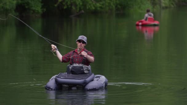 Hombre Pesca Con Mosca Lago — Vídeo de stock