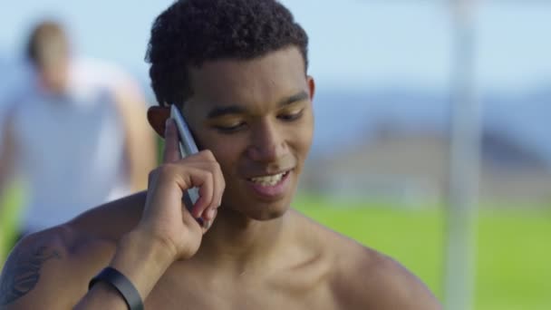 Tonåring Basketspelare Talar Mobiltelefon Friluftsplan — Stockvideo