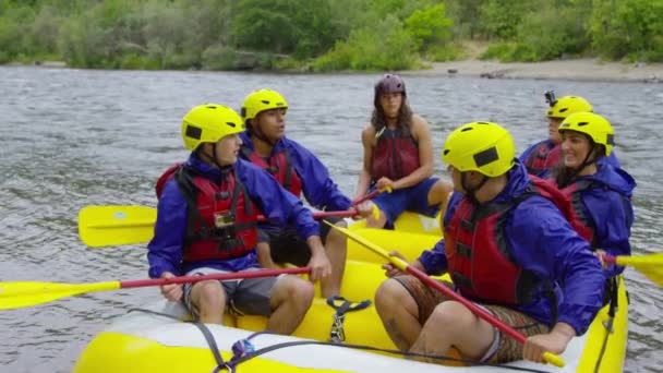 Grupo Pessoas Rafting Água Branca Comemorar — Vídeo de Stock