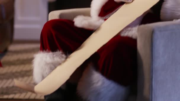 Święty Mikołaj Pisze Niegrzecznej Miłej Liście — Wideo stockowe