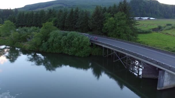 Vista Aérea Grupo Ciclistas Atravessando Ponte Totalmente Liberado Para Uso — Vídeo de Stock