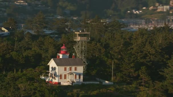 オレゴン州ニューポート2017年頃 ヤキナ湾灯台の空中撮影 CineflexとRed Epic Heliumで撮影 — ストック動画