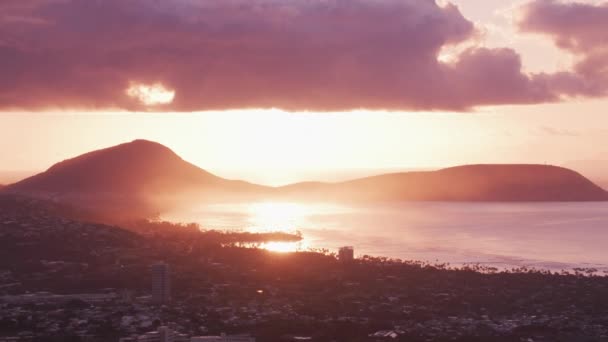 ホノルル オアフ島 ハワイ2018年頃 日没時にはココ クレーターとマウナルーア湾の空中ビュー CineflexとRed Epic Heliumで撮影 — ストック動画