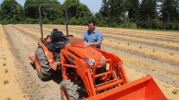 Agricultor Com Computador Portátil Por Trator — Vídeo de Stock