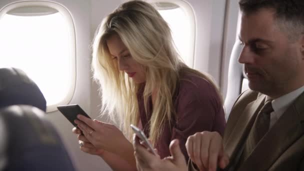 Пасажири Рейсу Авіалайнера Використанням Мобільних Технологій Стокове Відео 