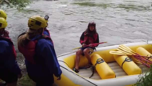 Group People White Water Rafting Get Instructions — Stock Video