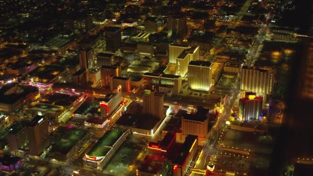 ラスベガス ネバダ州の周り 2017 夜のダウンタウンフリーモントストリートラスベガスの空中ビュー CineflexとRed Epic Heliumで撮影 — ストック動画