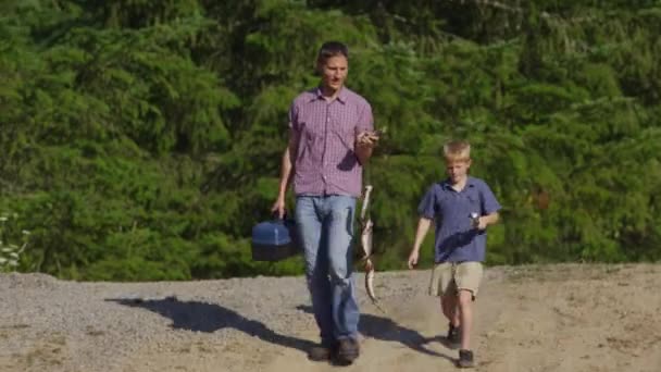 Isä Poika Kävelemässä Kalojen Kanssa — kuvapankkivideo