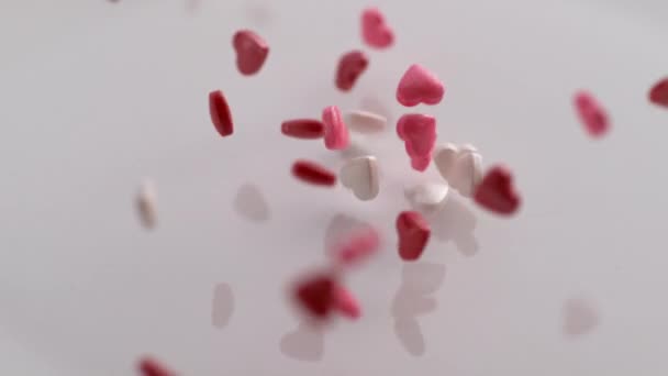 Valentine Day Coeur Forme Bonbons Tombant Rebondissant Ralenti Tourné Sur — Video