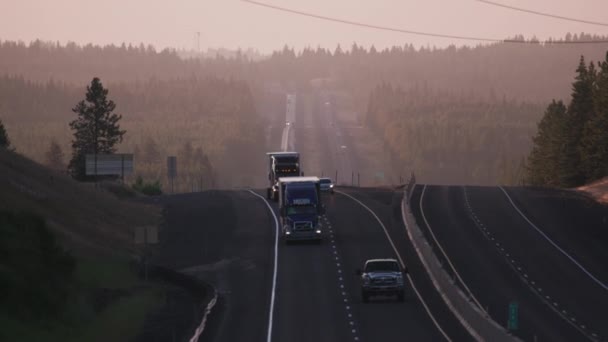 Орегон Близько 2018 Року Вантажні Автомобілі Автомобілі Їдуть Автострадою — стокове відео