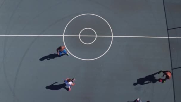 Freunde Spielen Basketball Park Über Kopf Erschossen — Stockvideo