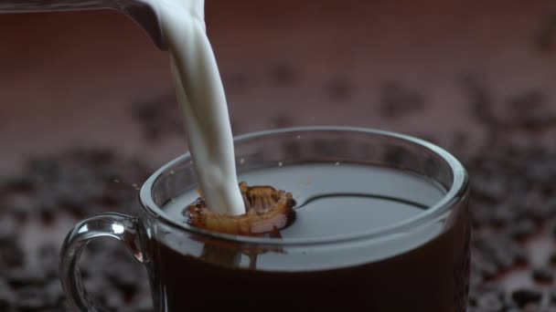 Creme Die Zeitlupe Kaffee Gegossen Wird Aufgenommen Auf Phantom Flex — Stockvideo