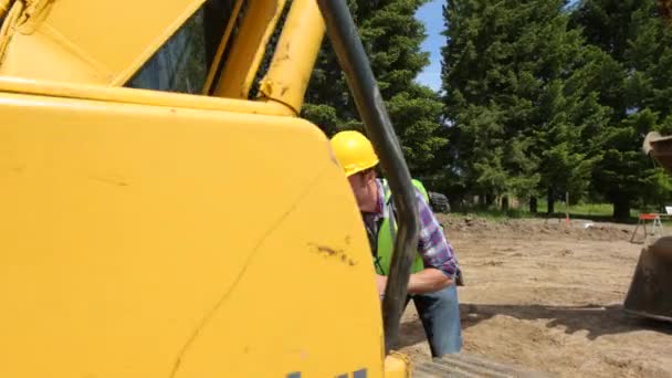 Trabajador Inspeccionando Equipo Excavación — Vídeo de stock