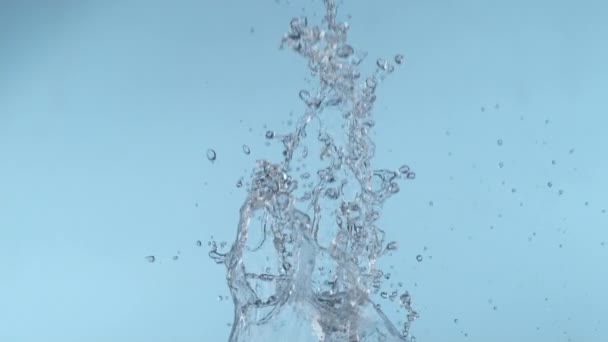 1秒間に1000フレームでファントム フレックス4Kで撮影されたスローモーションで水が飛び散る — ストック動画