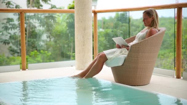 Kadın Tropik Tatil Beldesinde Havuz Başında Dijital Tablet Kullanıyor — Stok video