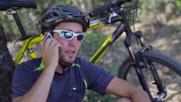 Zbliżenie Rowerzysty Górskiego Rozmawiającego Przez Telefon Komórkowy — Wideo stockowe