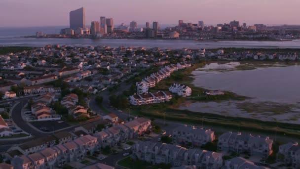 亚特兰大市 新泽西州 2017年左右 从空中俯瞰远离亚特兰大市的住宅 用Cineflex和Red Epic Helium拍摄 — 图库视频影像