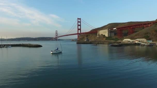 Segelboot Und Golden Gate Bridge San Fransisco Kalifornien Luftaufnahme — Stockvideo