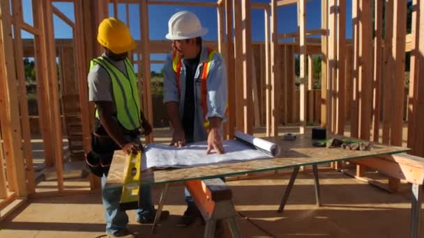 Trabalhadores Construciton Examinando Planos — Vídeo de Stock