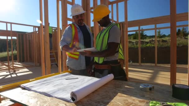 Travailleurs Construction Utilisant Une Tablette Numérique Sur Chantier — Video