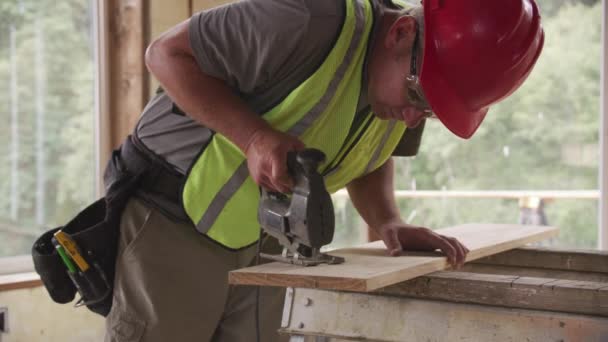 Trabalhador Construção Civil Corte Madeira Com Quebra Cabeças — Vídeo de Stock