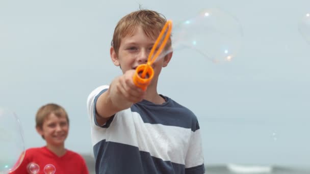 Kinder Pusten Blasen Strand Zeitlupe — Stockvideo