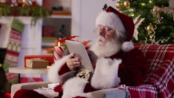 Santa Claus Usando Tablet Digital — Vídeo de Stock